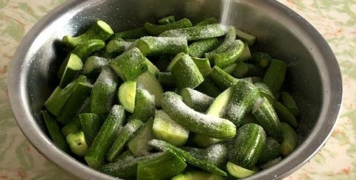 腌小黃瓜時，直接加鹽腌制是不對的，多加這一步，黃瓜香脆又好吃