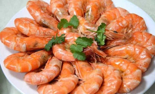 做水煮蝦時，別再用料酒了！改用這一「料」，煮的蝦肉更嫩更香！