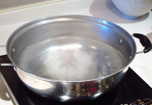 做水煮蝦時，別再用料酒了！改用這一「料」，煮的蝦肉更嫩更香！