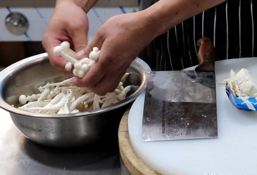 大廚教你紅燒雙菇最好吃做法，多加這一步，蘑菇鮮香軟嫩超級下飯
