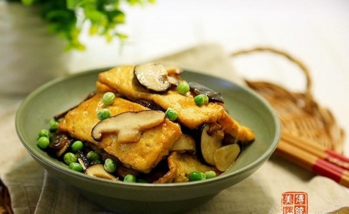 香菇燒豆腐，一道可口的家常菜，鮮美可口，製作簡單