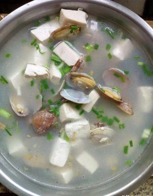 豆腐配花蛤，做成一鍋湯，清淡美味助減肥