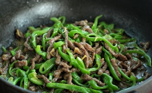 青椒牛肉絲的做法，青椒不一定就是煮肉絲了，牛肉絲更美味