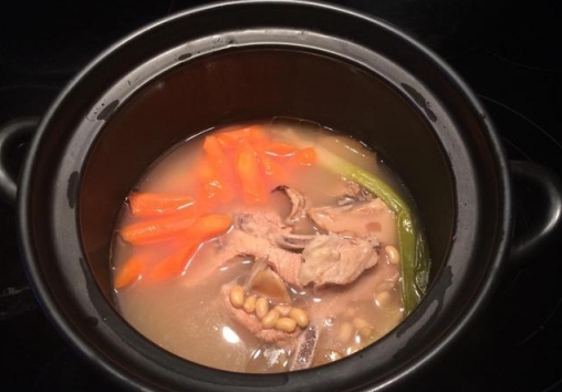 墨魚排骨營養湯的做法