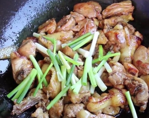 廣式姜蔥炒雞，好吃又嫩滑的雞肉
