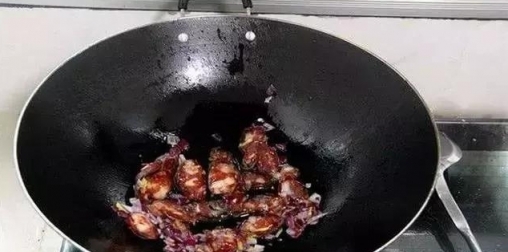 為什麼肉絲下鍋時很容易粘鍋？學會這些輕鬆解決