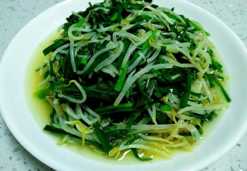 綠豆芽炒韭菜的做法