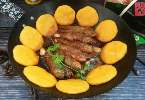鐵鍋燉黃魚貼餅子的做法