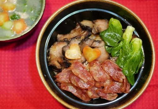 電飯鍋醬油肉香腸燜飯的做法