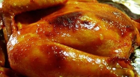 用電飯鍋來製作烤雞，做法特別簡單，打開鍋蓋以後滿屋飄香