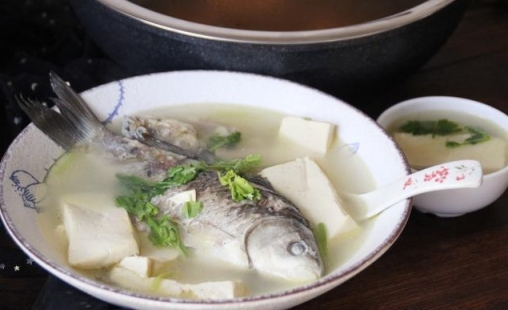 鯽魚豆腐湯的做法，又白又鮮的豆腐魚湯