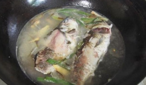 燉魚湯時，記住這三點，不管什麼魚，湯都是又白又濃無腥味