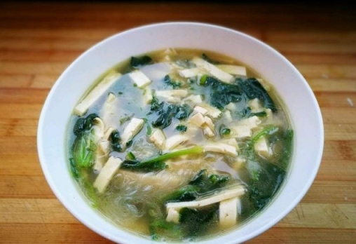 蔬菜豆腐湯的做法，白菜或者菠菜煮豆腐湯都不錯