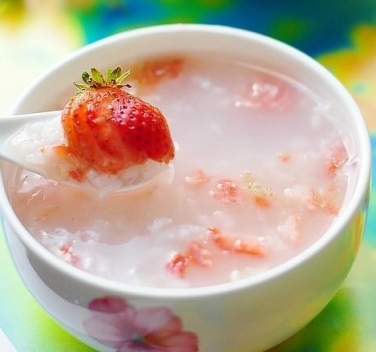 冰糖草莓粥的做法