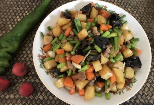 蒜苔炒土豆的做法，這幾道蔬菜一起炒，又香又下飯