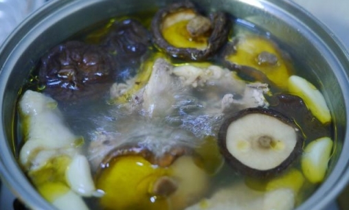家常好湯品香菇蒜頭雞湯的做法，提升免疫力、健脾益胃