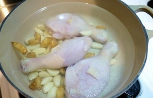 蒜頭雞湯的做法，別忘了要補補自己的
