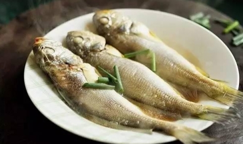 清蒸小黃魚的做法，保持原汁原味的傳統吃法，簡單不油膩