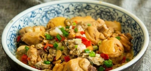 生蚝煲雞做法，鮮味十足，肉質嫩滑，營養豐富