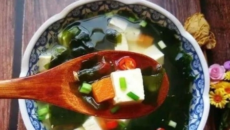 胡蘿蔔海帶芽豆腐湯的做法