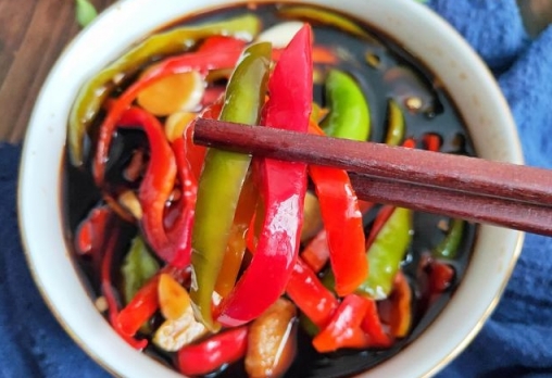 鹽巴腌青椒的做法，青椒腌著吃也夠味，不錯的小菜