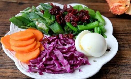 減肥低能量小菜，芹菜拌番茄的做法