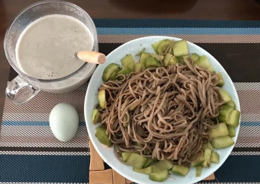 早餐的搭配：水煮雞蛋+黑豆漿+蕎麥麵配黃瓜