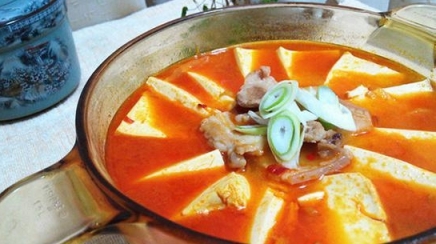 韓式泡菜豆腐鍋食譜，泡菜酸辣開胃，豆腐軟嫩入味