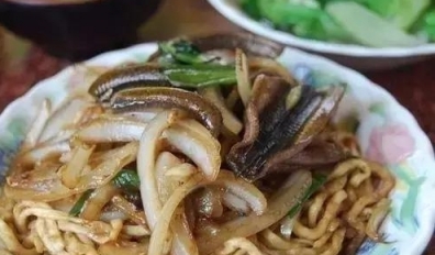 炒鱔魚意麵 鱔魚香脆，燴麵湯汁濃郁酸甜