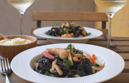 黑醬（Squid-ink Sauce） 海鮮長意麵 Seafood Squid-ink Tagliatelle