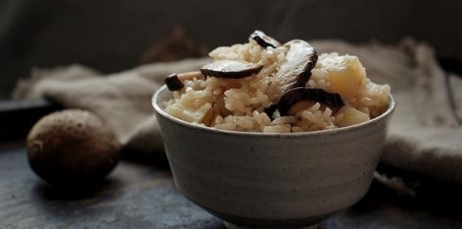 香菇土豆油飯食譜，香菇的香味，滲透進每一粒米飯，非常好吃
