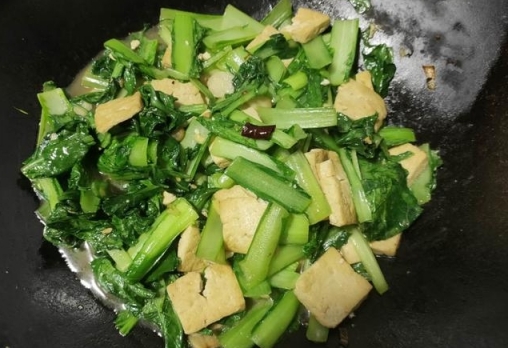 小白菜燒豆腐食譜，湯汁味道很清香