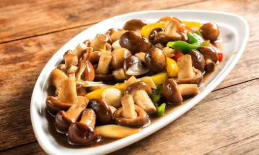 鮮炒菌菇，用料簡單，吃著清淡又鮮香