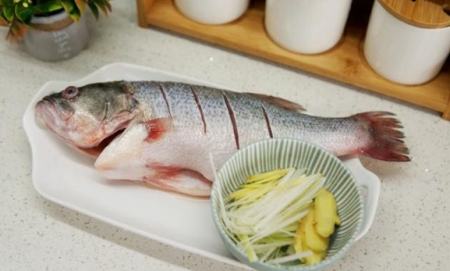 清蒸鱸魚食譜，做法簡單無腥味，肉質鮮嫩