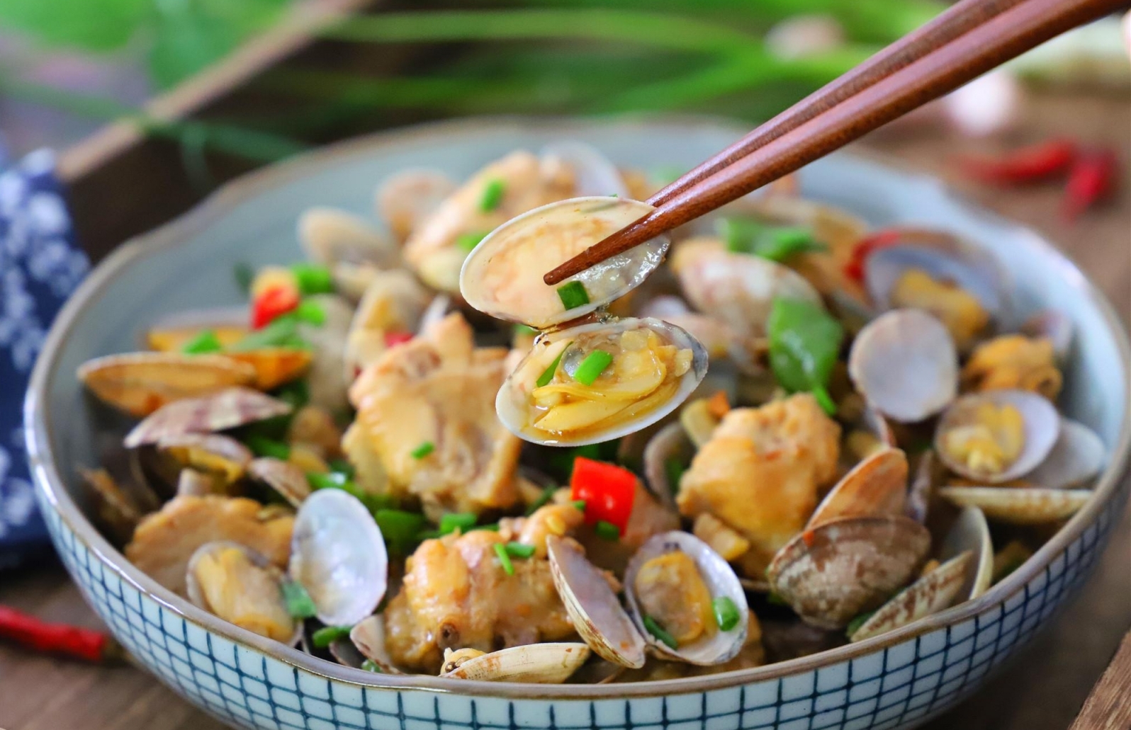 肥美的蛤蜊做法，醬汁雞翅蛤蜊，鮮嫩入味，當下最好的下酒菜