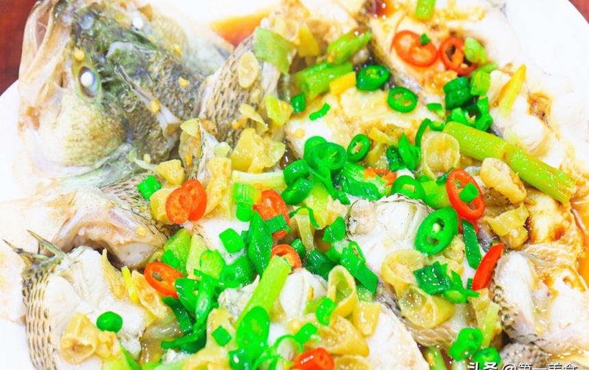 用鱸魚做野山椒蒸魚，肉嫩刺少，味道鮮美