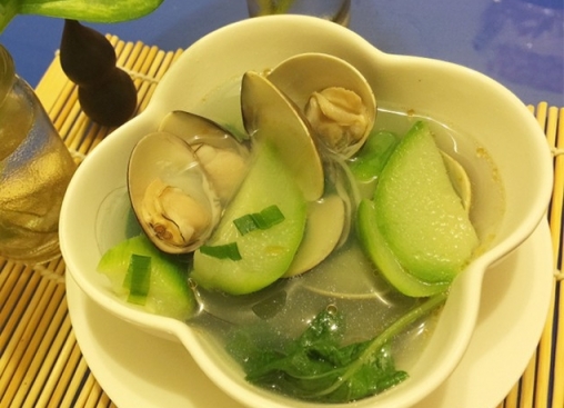 九層塔蛤蜊絲瓜湯做法，九層塔蛤蜊絲瓜湯鮮美好喝，色澤漂亮