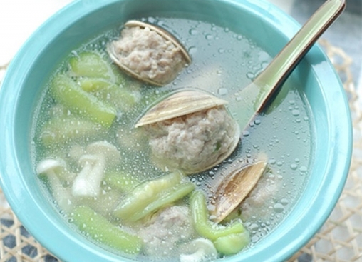 清燉蛤蜊獅子頭湯，滿口的肉，鮮美的湯，非常值得喝的湯