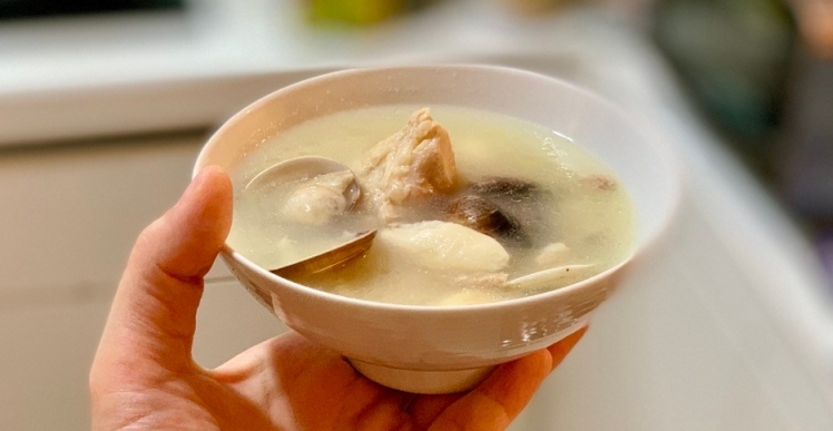 香菇蛤蜊蒜頭雞湯食譜,富含油脂的白雞湯比清雞湯更有層次感