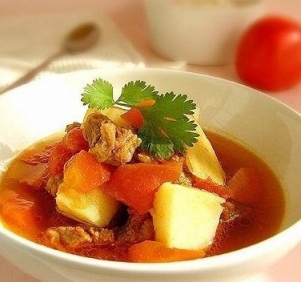 番茄馬鈴薯排骨湯食譜，湯營養豐富，口感細膩，味道鮮美，是老少皆宜的滋補佳品