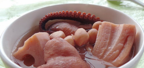 墨魚蓮藕豬腳湯（滋陰補虛 全家湯＋孕產婦 湯），豬腳湯的做法